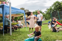 kita-gwunderwelt_10-jaehriges-jubilaeum_im-garten-mit-den-gaesten