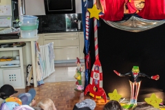kita-gwunderwelt_10-jaehriges-jubilaeum_kasperlitheater-mit-gespannten-kindern