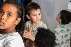 kita-gwunderwelt_10-jaehriges-jubilaeum_kasperlitheater-mit-jungen-und-maedchen