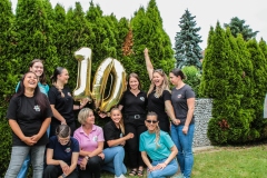 kita-gwunderwelt_10-jaehriges-jubilaeum_mit-jubelndem-team-gwunderwelt