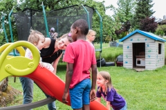 kita-gwunderwelt_10-jaehriges-jubilaeum_rutschbahn-und-kinder