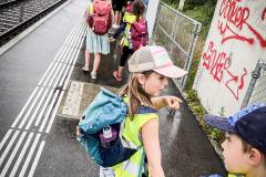 ausflug-kita-gwunderwelt-papiliorama-mit-dem-zug-am-bahnhof