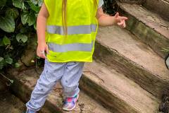ausflug-kita-gwunderwelt-schmetterling-und-maedchen