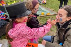 kita-gwunderwelt-halloweenfest-2021-kinder-schminken-erwachsene