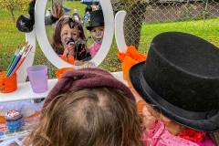 kita-gwunderwelt-halloweenfest-2021-schminken-mit-spiegel