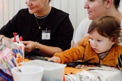 kita-gwunderwelt-subingen_halloween-2022_frauen-am-basteltisch