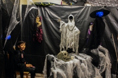 kita-gwunderwelt-subingen_halloween-2022_gruselraum-mit-junge