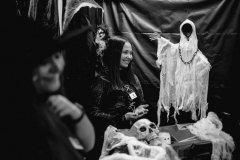 kita-gwunderwelt-subingen_halloween-2022_gruselraum-mit-praktikantin