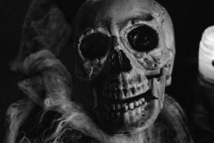 kita-gwunderwelt-subingen_halloween-2022_gruselraum-mit-totenkopf