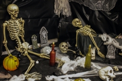 kita-gwunderwelt-subingen_halloween-2022_gruselraum-skelette