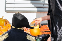 kita-gwunderwelt-subingen_halloween-2022_junge-am-kuerbis-schnitzen