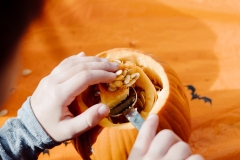 kita-gwunderwelt-subingen_halloween-2022_kuerbis-aushoelen