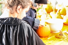 kita-gwunderwelt-subingen_halloween-2022_kuerbis-schnitzen