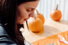 kita-gwunderwelt-subingen_halloween-2022_kuerbisschnitzen-mit-team