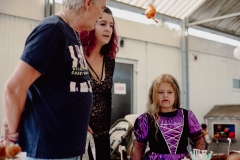 kita-gwunderwelt-subingen_halloween-2022_maedchen-gechminkt-mit-mutter