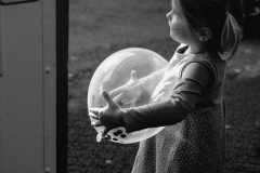 kita-gwunderwelt-subingen_halloween-2022_maedchen-mit-ballon