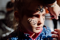 kita-gwunderwelt-subingen_halloween-2022_schminken-spinnennetz