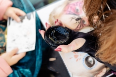 kita-gwunderwelt_halloween-2024_-schminkecke-mit-viel-schwarz