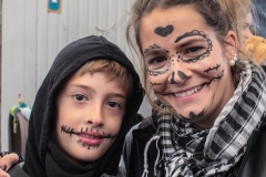 kita-gwunderwelt_halloween-2024_mami-und-sohn