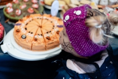 kita-gwunderwelt_halloween-2024_suesses-mit-strahlenden-kinderaugen
