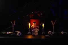 kita-gwunderwelt_halloween-2024_totenkopf-tisch