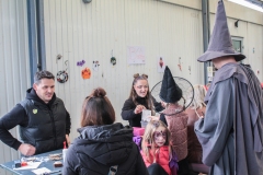 kita-gwunderwelt_halloween-2024_viele-besucher-am-basteltisch