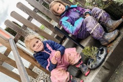 draussen-regenkleider-matschen-macht-spass-kita-gwunderwelt