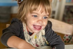 essen-kita-gwunderwelt-gesicht-voll-mit-joghurt