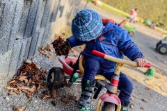 fahrradfahren-draussen-an-der-frischen-luft-in-der-kita-gwunderwelt