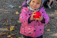 kita-gwunderwelt-kind-mit-ball-gluecklich