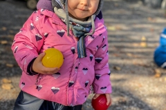 kita-gwunderwelt-kind-mit-gelbem-ball