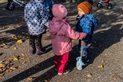 kita-gwunderwelt-kinder-im-herbst-draussen