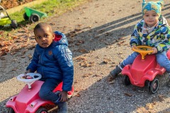 zusammen-bobbycar-fahren-kita-gwunderwelt
