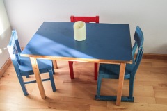 kita-gwunderwelt-spielzimmer-mit-tisch-und-stuehlen
