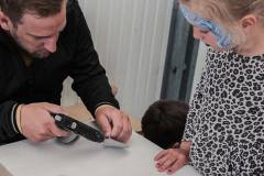tag-der-offenen-tuer-kita-gwunderwelt-subingen-basteln-mit-heissleim