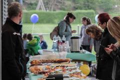 tag-der-offenen-tuer-kita-gwunderwelt-subingen-buffet-mit-gaesten