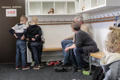 tag-der-offenen-tuer-kita-gwunderwelt-subingen-garderobe-besucher