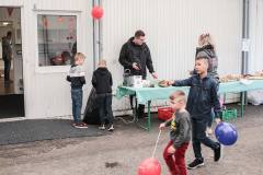 tag-der-offenen-tuer-kita-gwunderwelt-subingen-kinder-mit-ballons