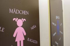 tag-der-offenen-tuer-kita-gwunderwelt-subingen-maedchen-und-junge-wc