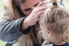tag-der-offenen-tuer-kita-gwunderwelt-subingen-schminken-konzentriert