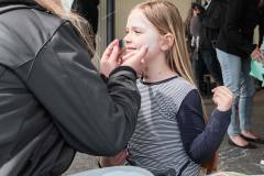 tag-der-offenen-tuer-kita-gwunderwelt-subingen-schminken-maedchen