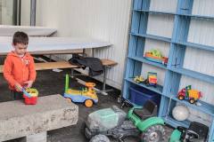 tag-der-offenen-tuer-kita-gwunderwelt-subingen-tracktor-draussen-spielen