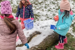 schnee-gemeinsam-spielen-im-garten-kita-gwunderwelt